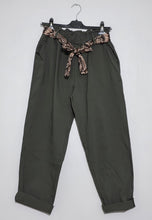 Load image into Gallery viewer, Magic Trouser With Floral Print Belt

