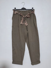 Load image into Gallery viewer, Magic Trouser With Floral Print Belt
